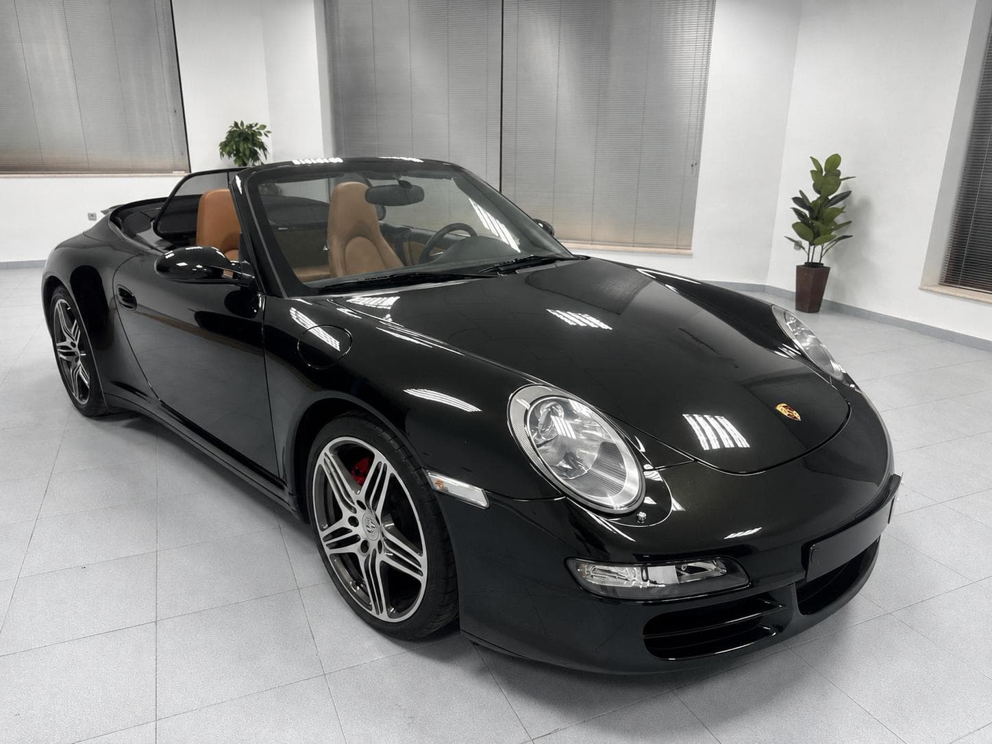 Porsche 911 cabrio negro en el local de Indesamotor